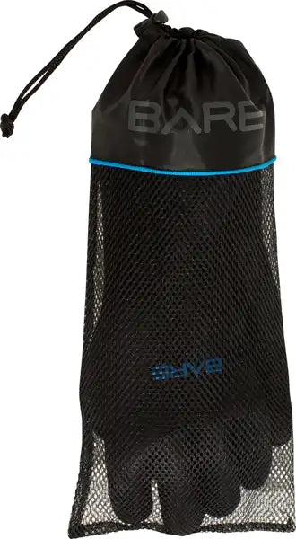 BARE 5mm Kaltwasser Neoprenhandschuh Gauntlet im wiederverwendbaren Netzbeutel, so wie er im Lieferumfang enthalten ist.