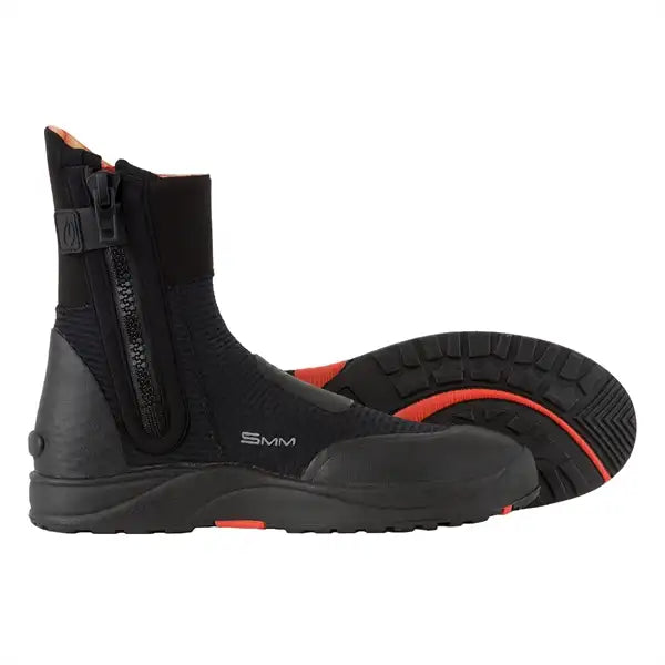BARE 5mm Neoprenfüssling Ultrawarmth in Schwarz, Außenansicht mit einem zweiten, liegenden Füßling im Hintergrund zur Ansicht der Sohle.