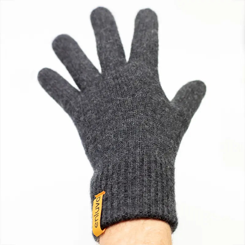 Enluva Wool Unterziehandschuh, angezogen mit offener Hand