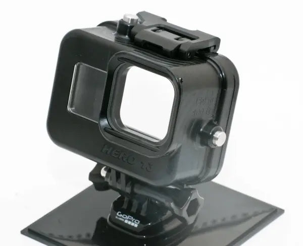 IQsub Unterwassergehäuse für Actioncam GoPro -13 150m max Tiefe, Ansicht von links Vorne