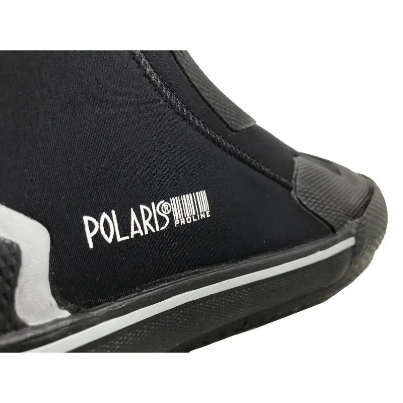 Polaris Proline Boot, Großaufnahme des aufgedruckten Polaris-Logos am Füßling.